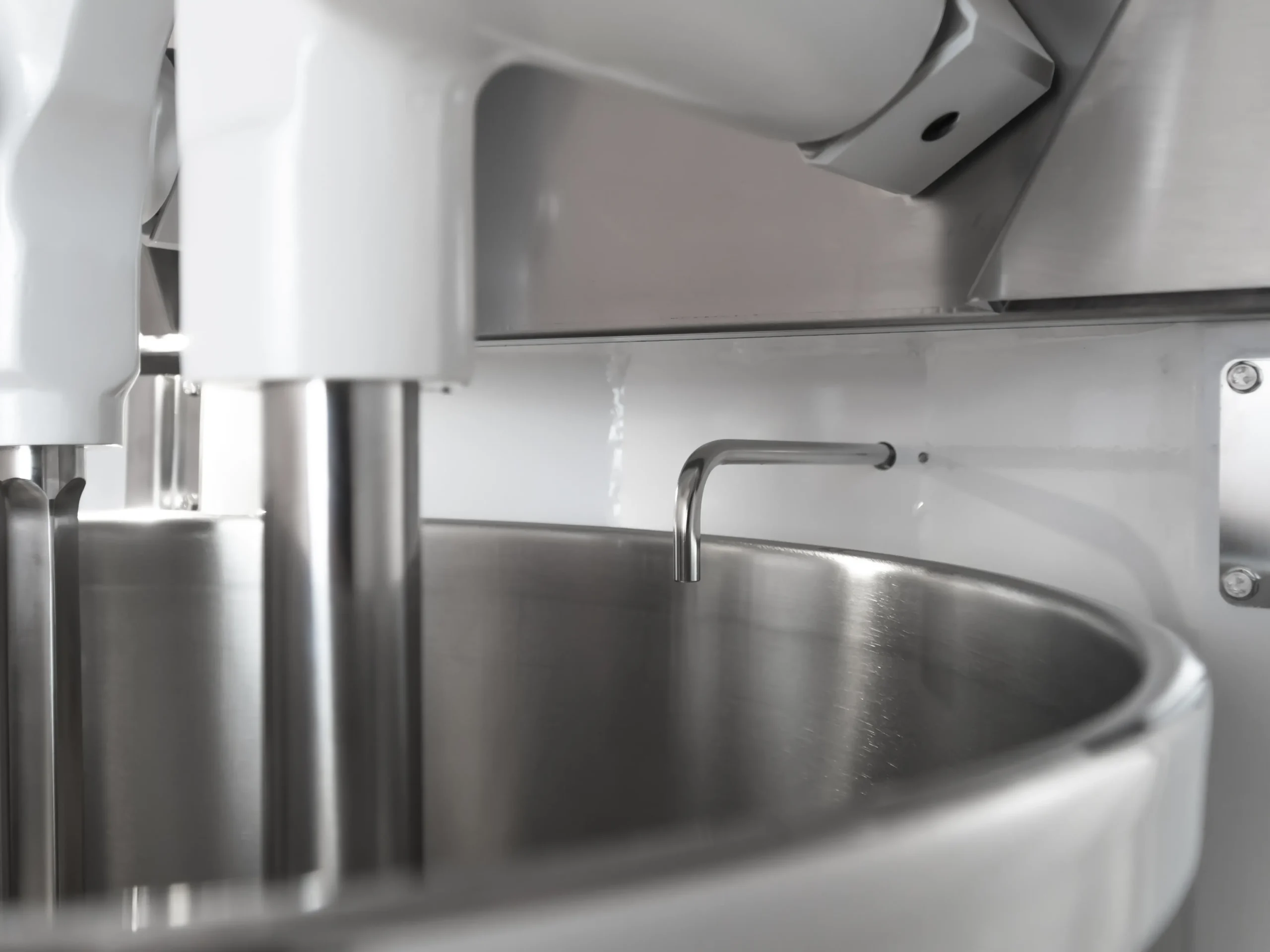(C) Remplissage automatique d'eau avec compteur de litres intégré pour une précision maximale (modèle HYDRO uniquement).