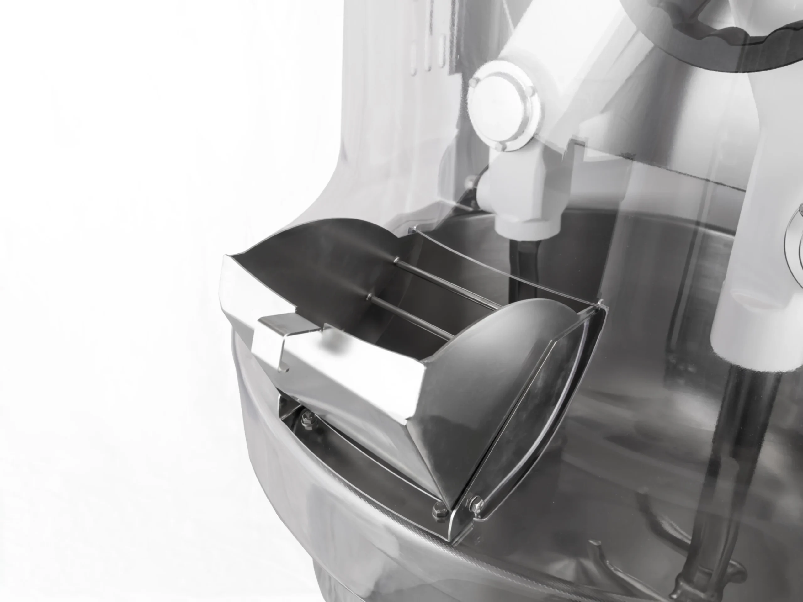 Large goulotte en acier inoxydable de 14 cm pour une insertion pratique et rapide des ingrédients.